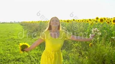 美丽的女孩，红色的长发在黄色的向日葵田上奔跑，举手。 户外快乐的女人。 少年。 青少年
